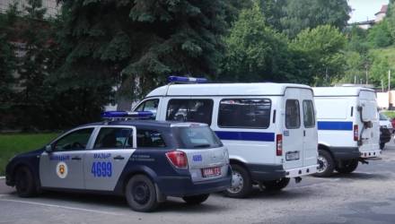 В Мозыре дебошир пытался скрыться от милиционеров, а потом напал на одного из них и повредил служебный автомобиль