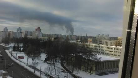 Огромный столб дыма. Под Гомелем за химзаводскими горами горело предприятие по утилизации древесных отходов