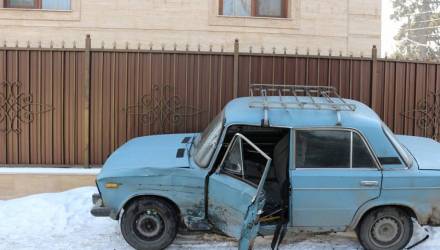 В Гомеле трое парней угнали "Жигули" и врезались в забор, после чего расстроились и решили прихватить аккумулятор