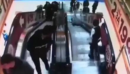 Мальчик столкнул с эскалатора младшего брата, который сидел в тележке – малыш разбил голову и потерял сознание