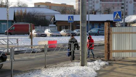 На улице Докутович в Гомеле стройплощадка вытеснила пешеходов на проезжую часть