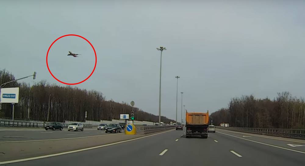 «Матрица сбоит»: в соцсетях обсудили «зависший в воздухе» над Внуково самолёт
