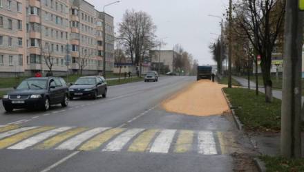 Фотофакт: в Рогачёве у МАЗа с зерном на ходу открылся борт