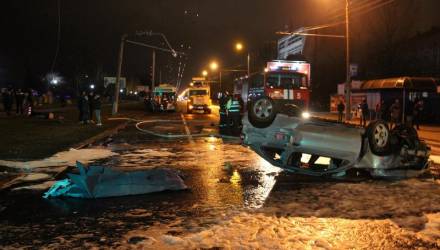 Ужасная авария на Советской в Гомеле: погиб 20-летний водитель-гонщик, его друга выбросило из авто (фото, видео)