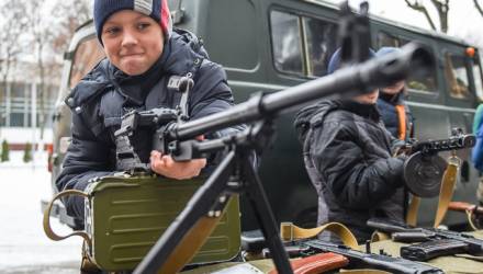 В Гомеле у СШ № 2 имени Г. М. Склезнёва состоялся митинг, посвященный 75-й годовщине освобождения города от немецко-фашистских захватчиков