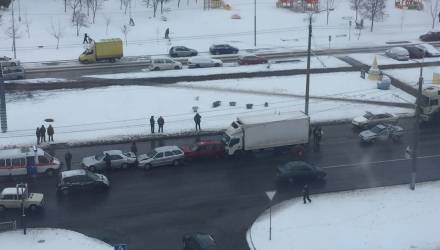Фотофакт: в Гомеле на Речицком проспекте образовался "паровозик" из 4-х авто