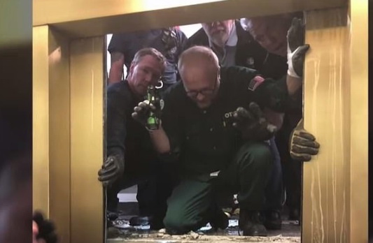 Лопнул трос. Лифт с пассажирами рухнул с 95-го этажа небоскрёба в Чикаго
