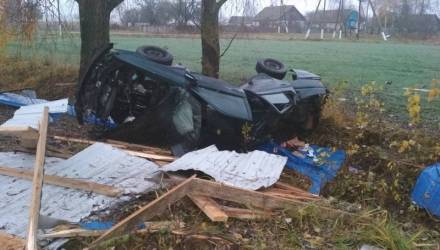 Один погиб, трое в реанимации. Ночью в Речицком районе Peugeot разорвало на части после наезда на дерево