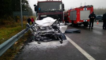 В жуткой аварии с тягачом на М-1 погибла женщина-пешеход, ещё два человека в больнице