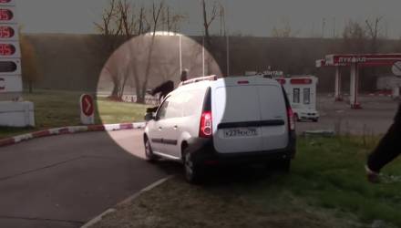 Жара! Водитель Lada сбил активиста «СтопХам», а потом врезался в столб