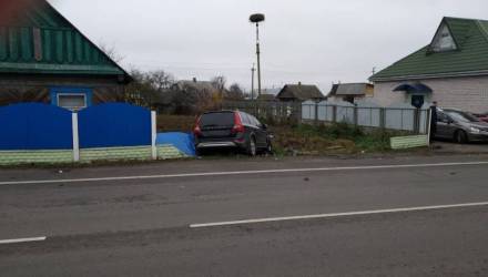 Комбо. В Турове водитель Volvo зацепил стоящий BMW, врезался в VW, наехал на пешехода и снёс забор