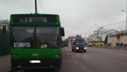 В Гомеле водитель автобуса лихо затормозил на светофоре – и женщина-пассажир превратилась в бильярдный шар