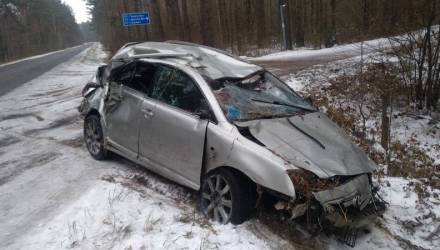 Под Гомелем водитель Toyota не рассчитал скорость на скользкой дороге и улетел в кювет, где перевернулся