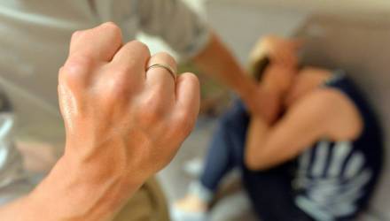 В Калинковичском районе трое молодых парней жестоко избили 33-летнюю женщину и двух мужчин, один из которых скончался