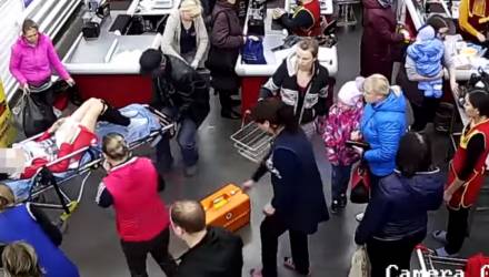 Женщина неожиданно родила в супермаркете, но соседняя касса работу не прерывала (видео)