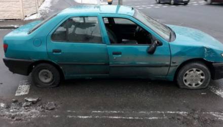 Два водителя-белоруса прямо на дороге порезали друг другу шины из-за ссоры