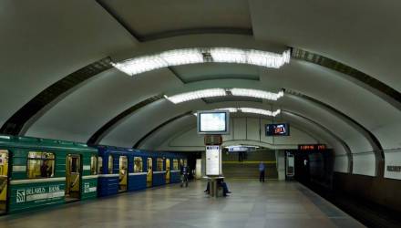 Парень спрыгнул на рельсы и побежал в тоннель в минском метро. Когда его отловили, он сказал: "@5#^%$*&!"