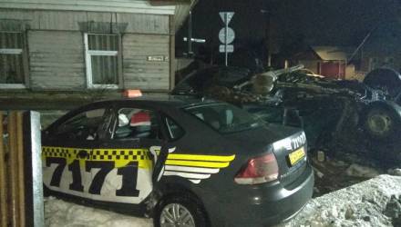 "Сломан, но не умер". В Речице водители продолжают залетать в огороды и крушить гомельские светофоры - пользователи шутят