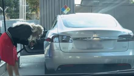 Видеофакт: женщина пытается заправить бензином Tesla. Когда мужчины отошли от смеха, то всё-таки пришли на помощь даме
