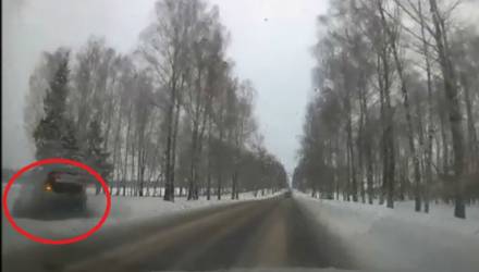 Опасности зимней дороги: белорусов крутануло в кювет с деревьями и подбросило – видео
