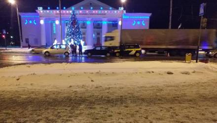 Праздничное милое ДТП. В Гомеле напротив ёлки собрался новогодний "паровозик" из авто