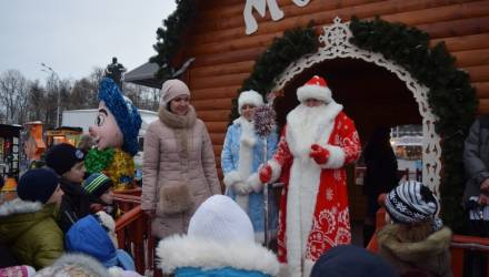 В Гомеле на центральной площади прошла благотворительная новогодняя акция «Ёлка желаний»