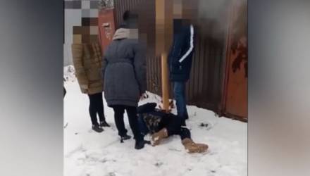 С ноги бей! Подростки сняли, как толпой избивают школьницу – видео