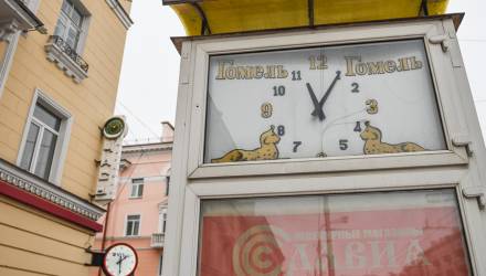 В Гомеле на проспекте Ленина часы показывают три разных времени. Жители интересуются: доколе?