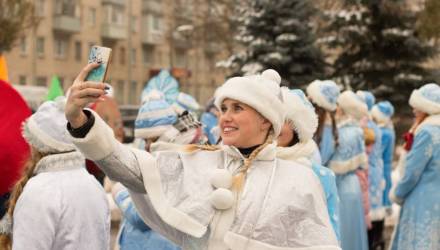 Фоторепортаж: шествие Дедов Морозов и Снегурочек по одной из самых длинных улиц Гомеля