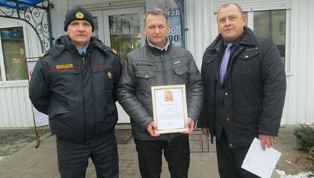 В Лоеве мужчина предотвратил возможное изнасилование школьницы. Незнакомец совал ей карточку и тянул за руку