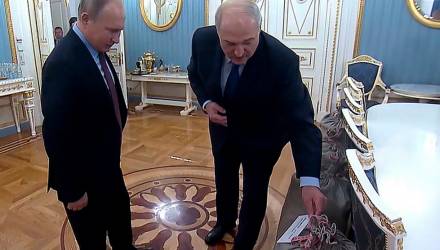 Лукашенко подарил Путину на Новый год сало и четыре мешка картошки