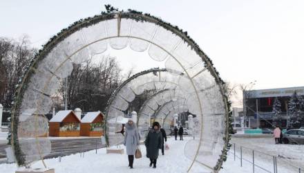 В Гомеле на центральной площади хулиганы повредили две светодиодные арки