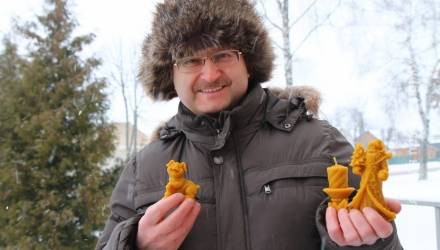 Военный пенсионер из Чечерска освоил изготовление новогодних восковых фигурок