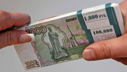 Лоевчанка принесла для обмена в банк купюру "Банка приколов": муж разменял 5000 рос. рублей на "дубли"