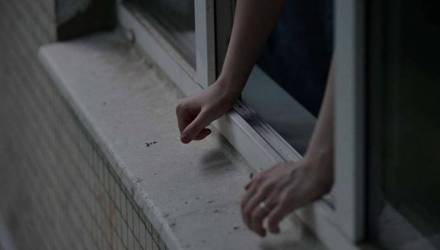 В Гомеле 8-классница выпала с седьмого этажа – и отделалась лёгким испугом
