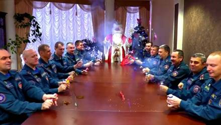 На снегоходе и в костюме Деда Мороза: начальник Гомельского МЧС снялся в видеоролике
