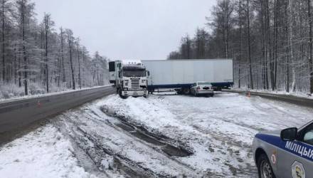 Фура перекрыла обе полосы, пострадала женщина. В ГАИ рассказали подробности утреннего ДТП на гомельской трассе