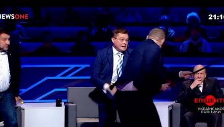 Украинский депутат бросился с тростью на оппонента в прямом эфире, но был повержен – видео