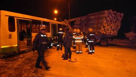 Появилось жуткое видео с камеры автобуса, который столкнулся с лесовозом