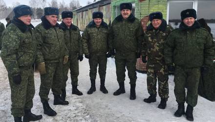 Лукашенко предложил приблизить государственную службу к военной