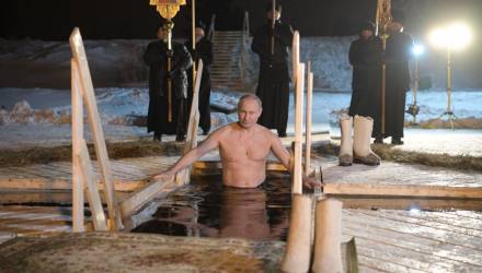 Путин окунулся в прорубь на Крещение