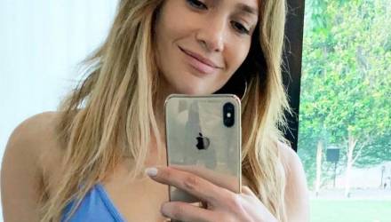 Селфи из спортзала: Джей Ло похвасталась плоским животом и красивой грудью