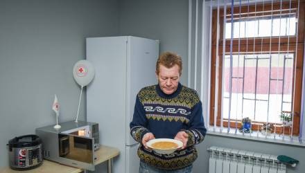 "Приютили пока пятерых, двое уже нашли работу": как живётся людям без определённого места жительства в новом гомельском центре Красного Креста