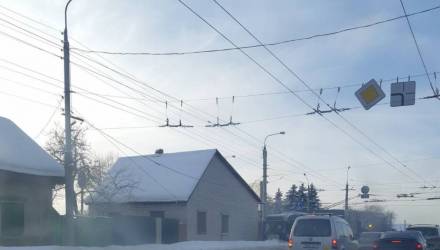 Фотофакт: в Гомеле троллейбус не вписался в поворот и съехал на тротуар