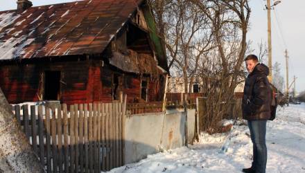 Белорусский школьник пытался достать человека из горящего дома, пока взрослые рядом снимали на смартфоны