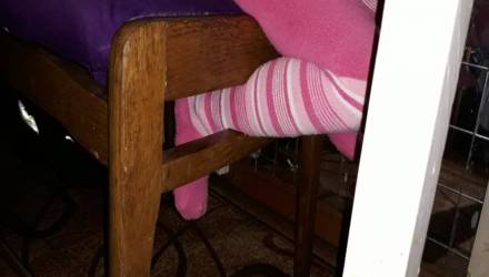 В Гомеле работники МЧС спасли 2-летнюю девочку, ножка которой застряла в деревянном стуле