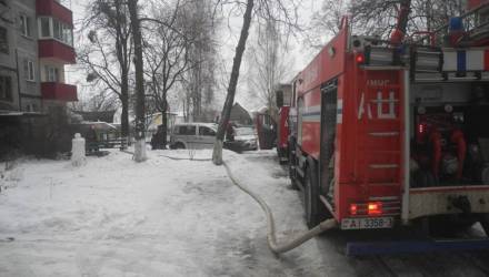 "Дайте мне отца поговорить!" В Гомеле спасли от огня мужчину, который вёл себя не совсем адекватно – видео
