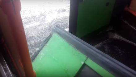 Видео. В Мозыре у автобуса прямо на ходу отвалилась дверь