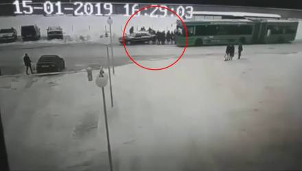 В Полоцке автомобиль задом въехал в толпу людей на остановке – водитель был пьян, его нашли дома (видео)