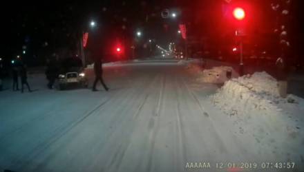 В Речице водитель внедорожника на перекрёстке едва не выбил страйк из пешеходов – видео